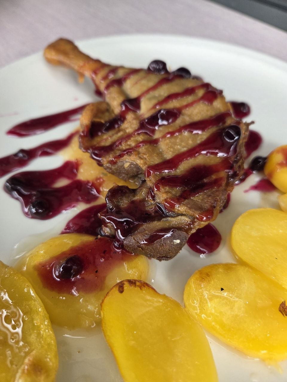 Pato con salsa de frutos rojos y patatas